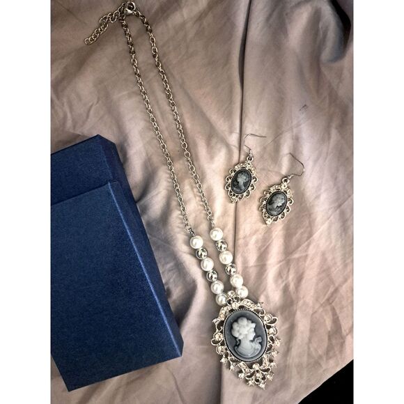 NIB- Beautiful Gray Cameo set with faux pearls & clear crystals - Picture 2 of 8